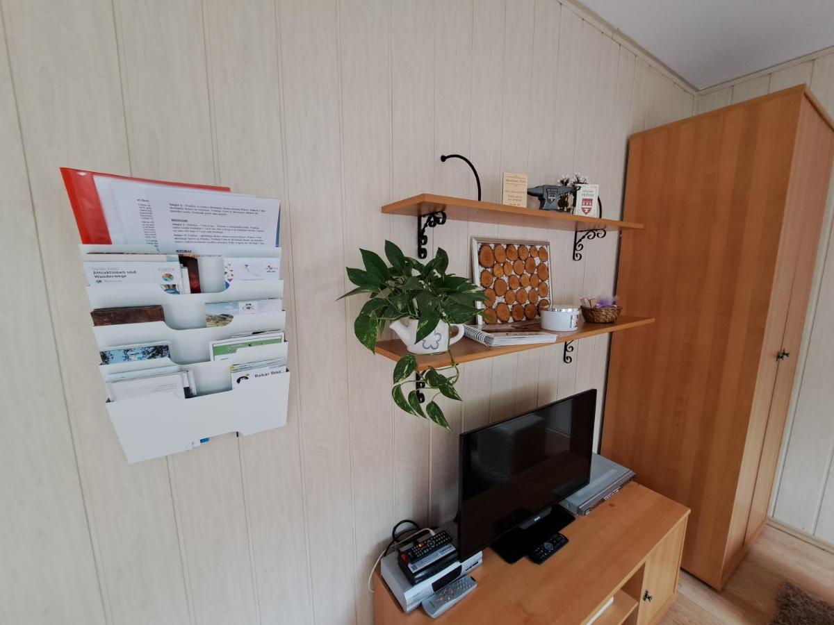 Apartment Erika Fuzine Bagian luar foto