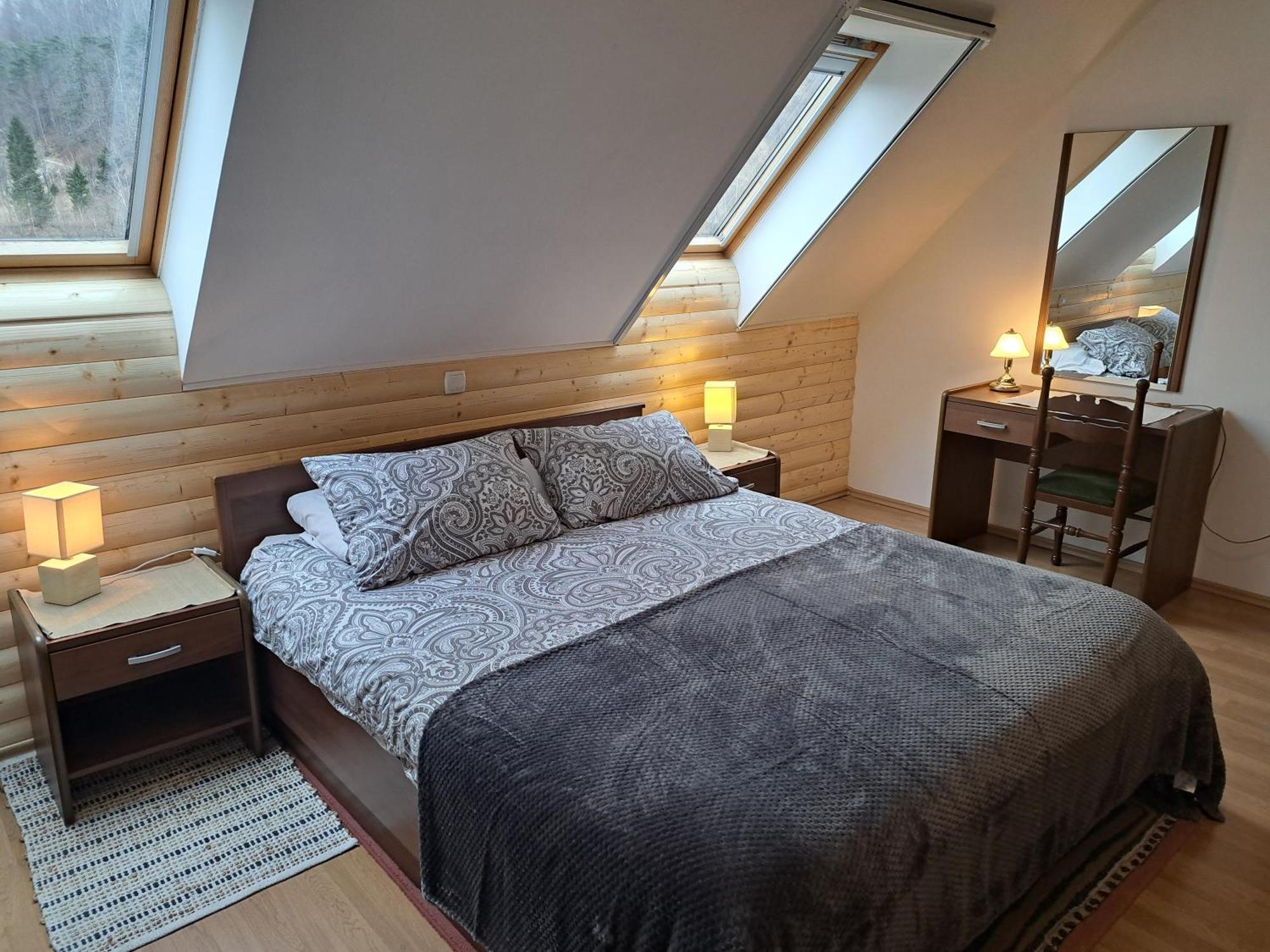 Apartment Erika Fuzine Bagian luar foto